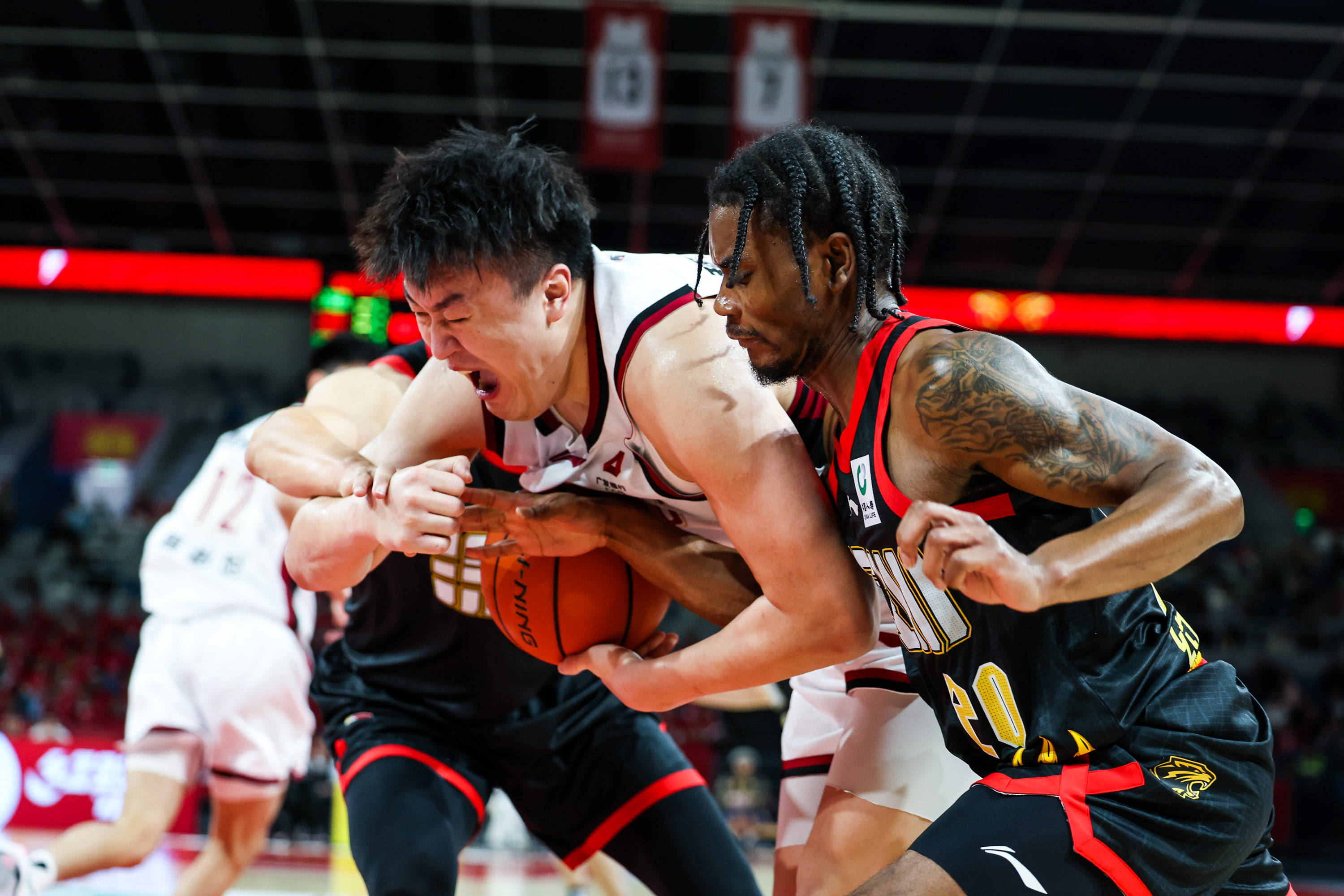 爱游戏体育-新疆广汇防线松动备战CBA季后赛风云突变AC米兰今晨外线爆发，纽卡斯尔围绕足总杯遗憾出局看傻球迷