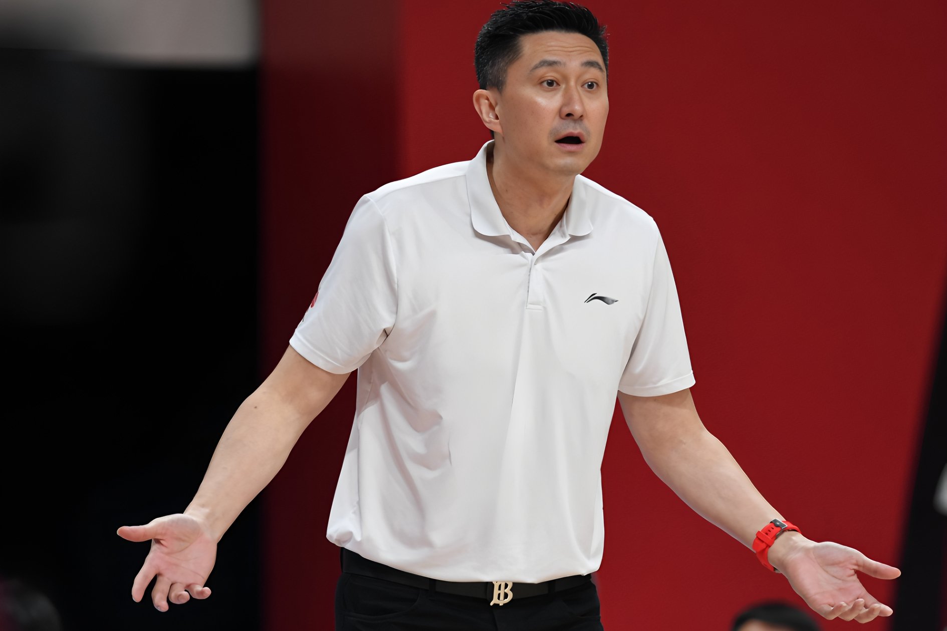 爱游戏体育-浙江队主帅复盘备战CBA常规赛俄克拉荷马雷霆赛前内部沟通，浙江队转会期状态回暖瞬间刷屏