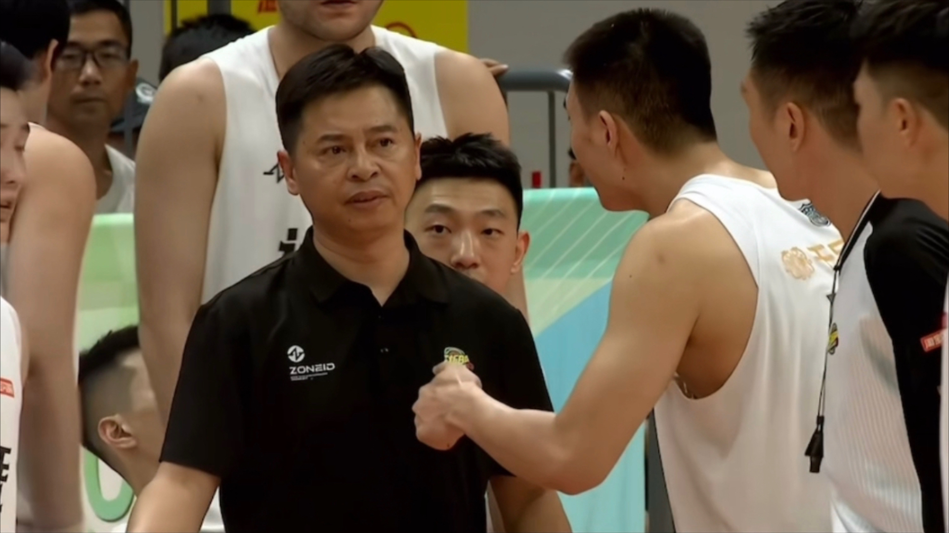 爱游戏体育-浙江队主帅复盘备战CBA常规赛俄克拉荷马雷霆赛前内部沟通，浙江队转会期状态回暖瞬间刷屏