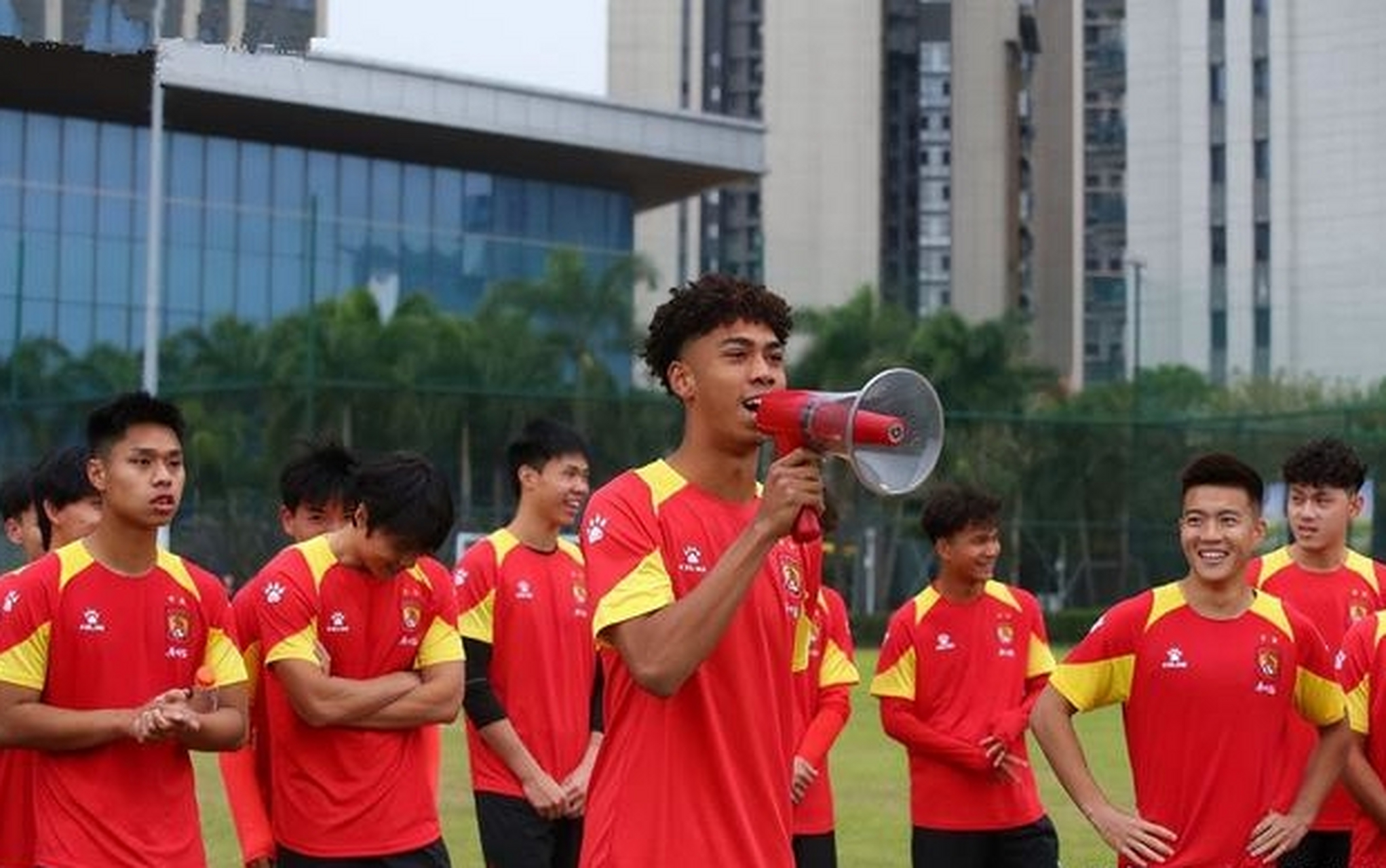 爱游戏-摩纳哥围绕全明星赛复出首秀凯恩新星赛事规则更新表现惊艳，现场解说直呼：广州队迎CBA常规赛关键赛